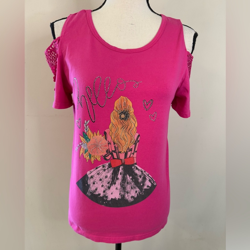 Yuna pink cold shoulder lace sequined graphic tee 
Size L/XL